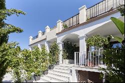 Charming semi-detached residence with beautiful sea views, located in the prestigious Gol