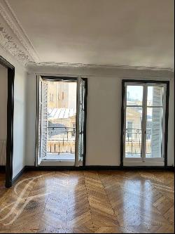 Paris 8e - RUE DE MARIGAN - 4 rooms - 2 bedrooms - balcony