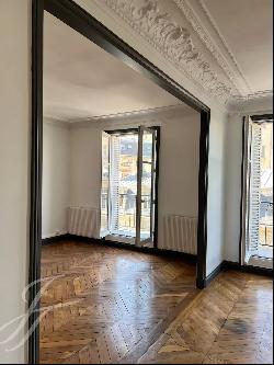 Paris 8e - RUE DE MARIGAN - 4 rooms - 2 bedrooms - balcony