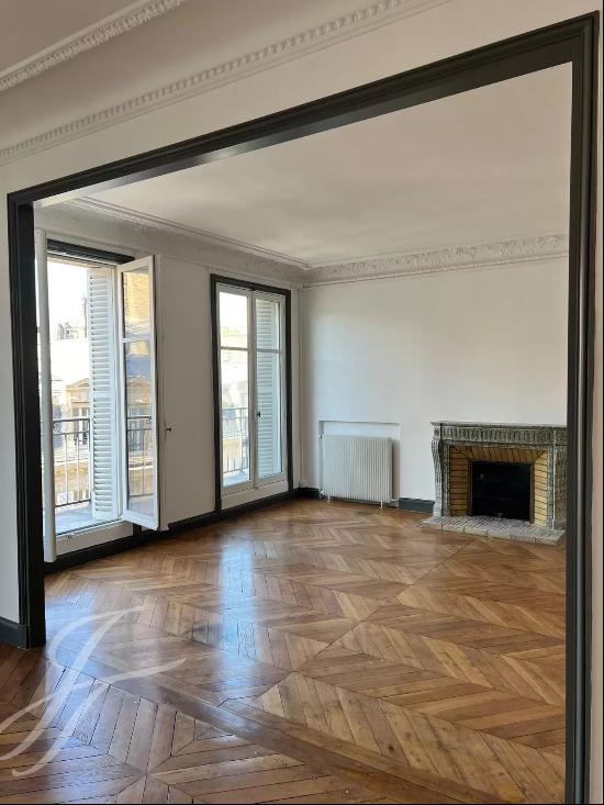 Paris 8e - RUE DE MARIGAN - 4 rooms - 2 bedrooms - balcony