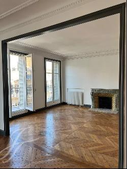 Paris 8e - RUE DE MARIGAN - 4 rooms - 2 bedrooms - balcony