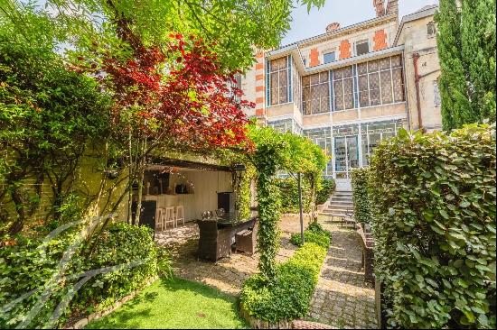 Prestigious Townhouse - 454 m² near Parc Bordelais