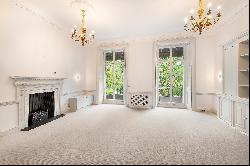 Georgian apartment located in one of London’s most exclusive garden squares