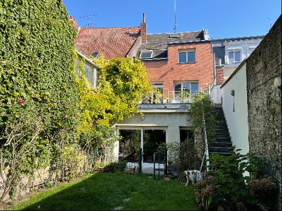 Heart of town - House from the 18th Century, 3 bedrooms possible 4.