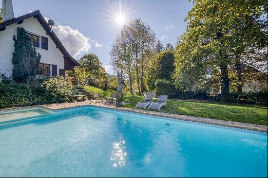 Maison avec piscine sur un joli terrain arbore a 10 minutes d'Annecy le vieux