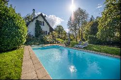 House with pool on a lovely wooded plot in Naves Parmelan