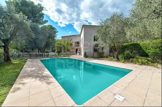 spacious Provencal house nestled in a peaceful setting