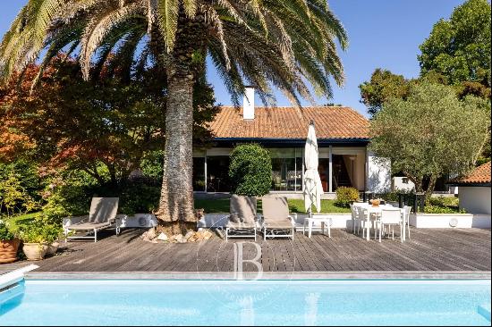 ANGLET, 258 M² HOUSE WITH POOL AND OUTBUILDING