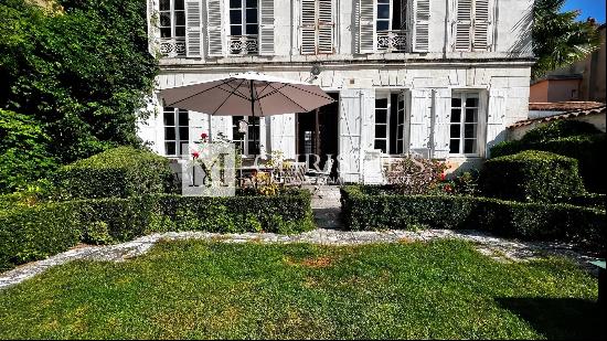 Private mansion with magnificent garden in the heart of La Rochelle