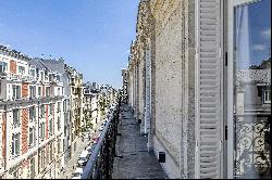 Paris 8th District – A magnificent 3/4 bed apartment