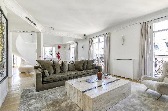 Paris 8th District – A magnificent 3/4 bed apartment