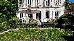 Private mansion with magnificent garden in the heart of La Rochelle