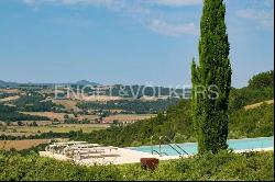 Farmhouse with pool in a unique panoramic setting