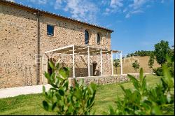 Farmhouse with pool in a unique panoramic setting