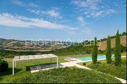 Farmhouse with pool in a unique panoramic setting