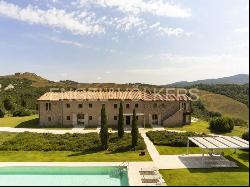 Farmhouse with pool in a unique panoramic setting