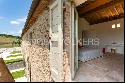 Farmhouse with pool in a unique panoramic setting