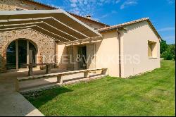 Farmhouse with pool in a unique panoramic setting