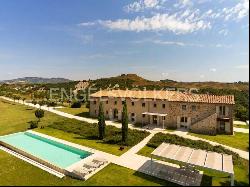 Farmhouse with pool in a unique panoramic setting