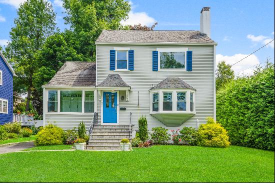 Welcome Home to this beautifully Colonial