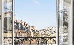 Paris VII - Breathtaking view of the Eiffel Tower