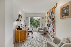 An attractive and light filled four bedroom family home in the heart of Chelsea