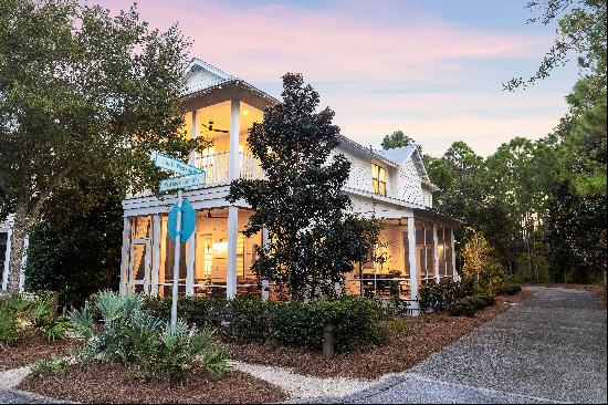 Beautifully-Presented Florida Cottage Close To WaterColor Amenities