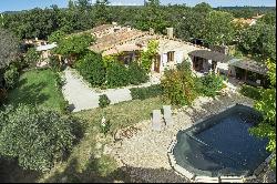 Gordes - Ensemble de 3 maisons avec piscines et dependances