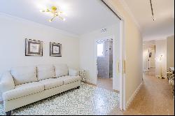 Exclusive high bright apartment in pedestrian street Consell de Cent