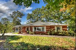 Classic Brick Ranch-Style Home In Blue Ridge