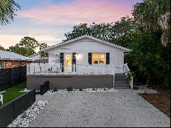 Remodeled Beach Cottage With Private Yard Just Off 30A