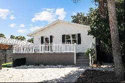 Remodeled Beach Cottage With Private Yard Just Off 30A