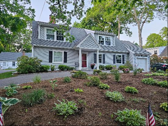 70 Lakeview Avenue, Falmouth, MA 02540