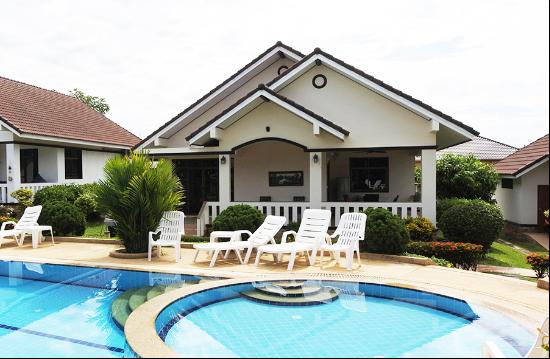 Villa with access to pool, guesthouse and fishpond