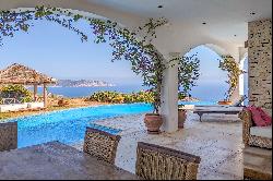 Luxury property with panoramic sea views and tourist license in Cala Boix.