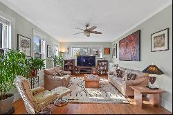 Beautiful East Side Condo Close to Lakefront