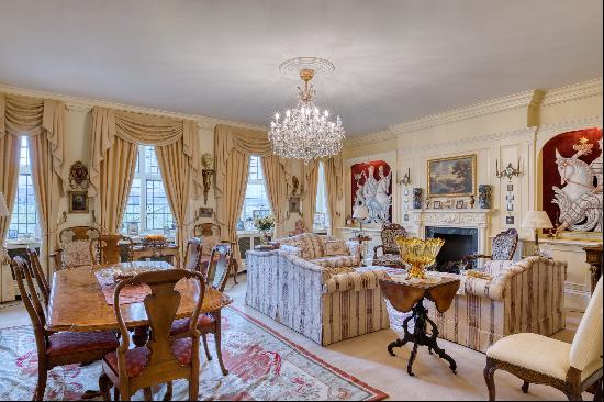 A magnificent two bedroom apartment in Cadogan Square