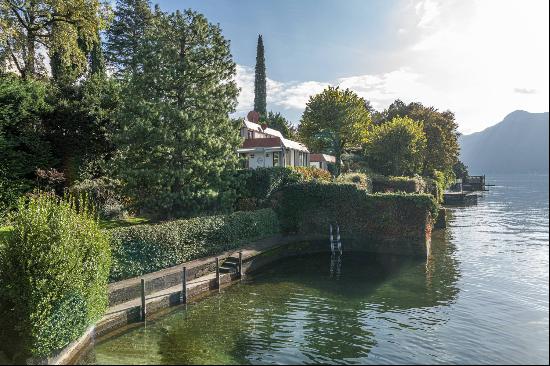 Modern villa pieds dans l'eau