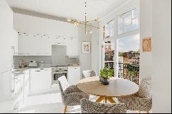 Elegant Victorian Marylebone Apartment with Balcony