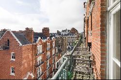 Elegant Victorian Marylebone Apartment with Balcony