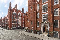 Elegant Victorian Marylebone Apartment with Balcony