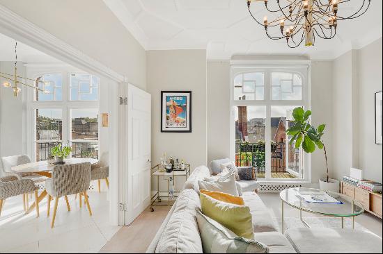 Elegant Victorian Marylebone Apartment with Balcony