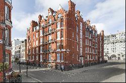 Elegant Victorian Marylebone Apartment with Balcony