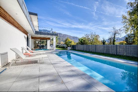 A contemporary house with a swimming pool