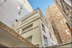 Paris 9th District - A renovated apartment with a roof terrace