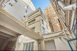 Paris 9th District - A renovated apartment with a roof terrace