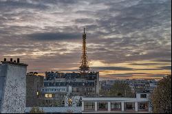 Paris 7th District – A superb 4-bed apartment with a balcony