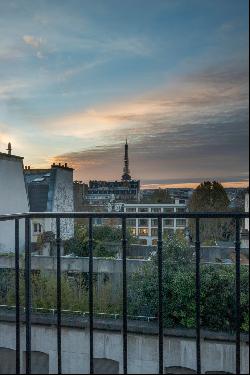 Paris 7th District – A superb 4-bed apartment with a balcony