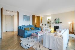 Paris 7th District – A superb 4-bed apartment with a balcony