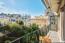 Paris 16th District – A renovated 2-bed apartment with a balcony